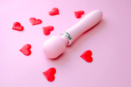 Célibat, plaisir solo, sextoys... Quelle est l'ampleur du recul de la sexualité partagée chez la Genz Z ?
