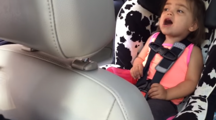 Petite fille chante Bohemian Rhapsody