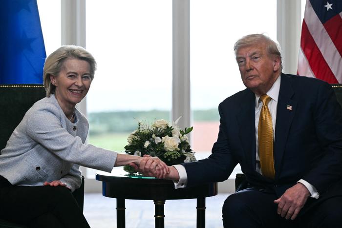Le président américain Donald Trump serre la main de la présidente de la Commission européenne, Ursula von der Leyen, après avoir conclu un accord commercial à l'issue de leur rencontre à Turnberry, dans le sud-ouest de l'Écosse, le 27 juillet 2025.