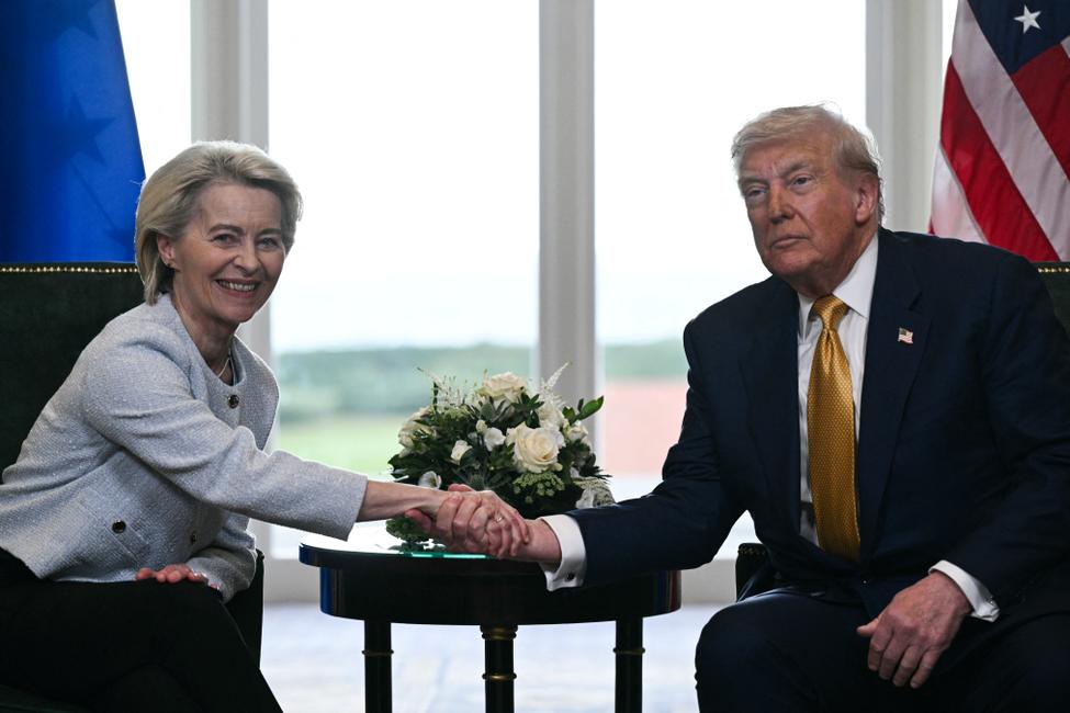 Le président américain Donald Trump serre la main de la présidente de la Commission européenne, Ursula von der Leyen, après avoir conclu un accord commercial à l'issue de leur rencontre à Turnberry, dans le sud-ouest de l'Écosse, le 27 juillet 2025.