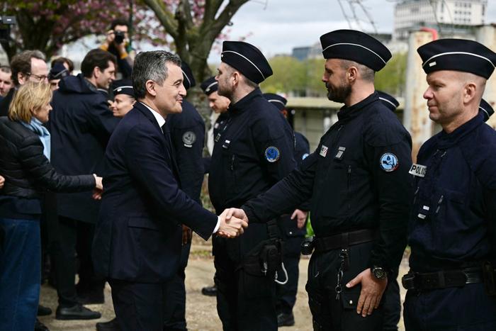 Gérald Darmanin salue les membres de la Brigade fluviale de la police française