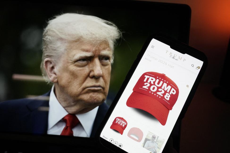 Cette illustration photographique, prise le 24 avril 2025 à Washington, DC, montre une image du président américain Donald Trump à côté d'un smartphone affichant une casquette rouge « Trump 2028 » sur le site Web du Trump Store.