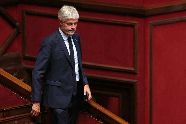 Le président du groupe parlementaire Droite républicaine Laurent Wauquiez quitte l'assemblée lors d'une séance de questions au gouvernement à l'Assemblée nationale, le 25 juin 2025.