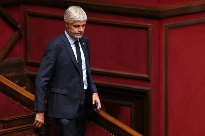 Le président du groupe parlementaire Droite républicaine Laurent Wauquiez quitte l'assemblée lors d'une séance de questions au gouvernement à l'Assemblée nationale, le 25 juin 2025.