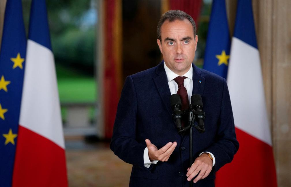 Le Premier ministre français Sébastien Lecornu fait une déclaration concernant la situation dans les lycées, les prix du carburant, la crise agricole et la situation financière de la France, à l'hôtel de Matignon à Paris, le 7 octobre 2026.