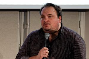 Le sénateur de Seine-Saint-Denis, Fabien Gay, prend la parole lors d'une réunion contre le projet de loi du gouvernement sur l'immigration et la stigmatisation des étrangers à Saint-Ouen, au nord de Paris, le 7 décembre 2023.