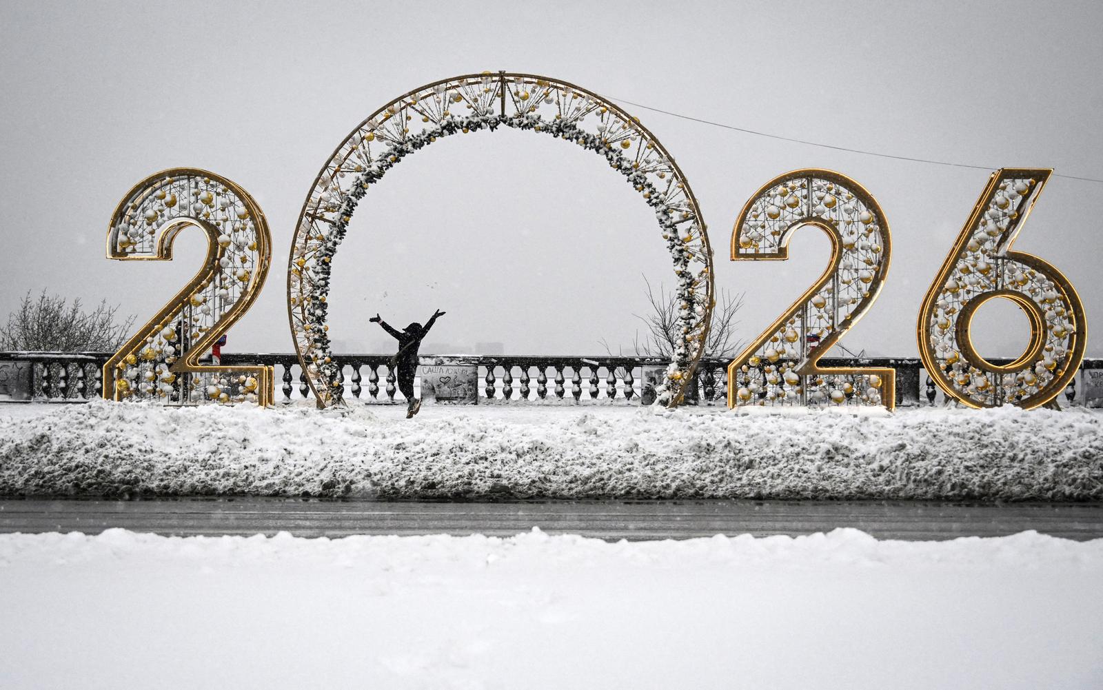Les chiffres du Nouvel An 2026 au point d'observation des collines Vorobyovy à Moscou, le 26 décembre 2025.