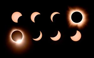 Sur ce montage de huit photographies, la Lune passe devant le Soleil, puis s'en éloigne à nouveau, durant l'éclipse solaire totale à Bloomington, dans l'Indiana, le 8 avril 2024.