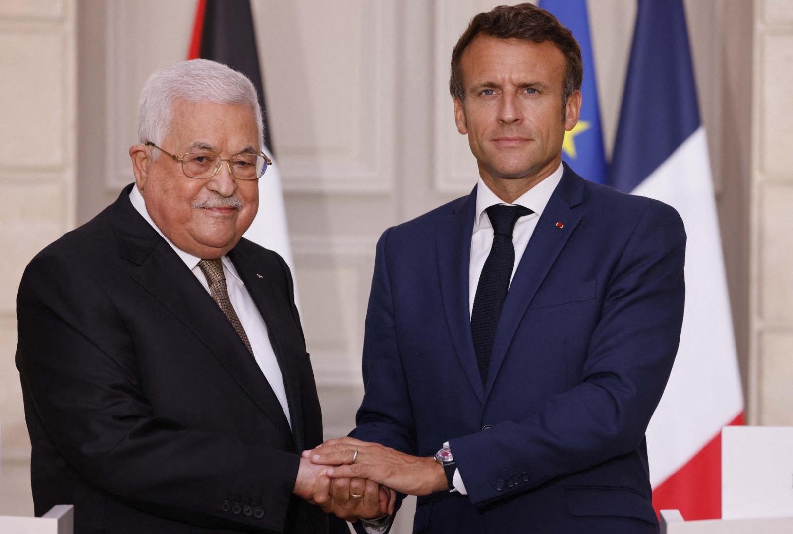 Le président français Emmanuel Macron accueille le président palestinien Mahmoud Abbas avant une rencontre au palais de l'Élysée à Paris, le 20 juillet 2022.