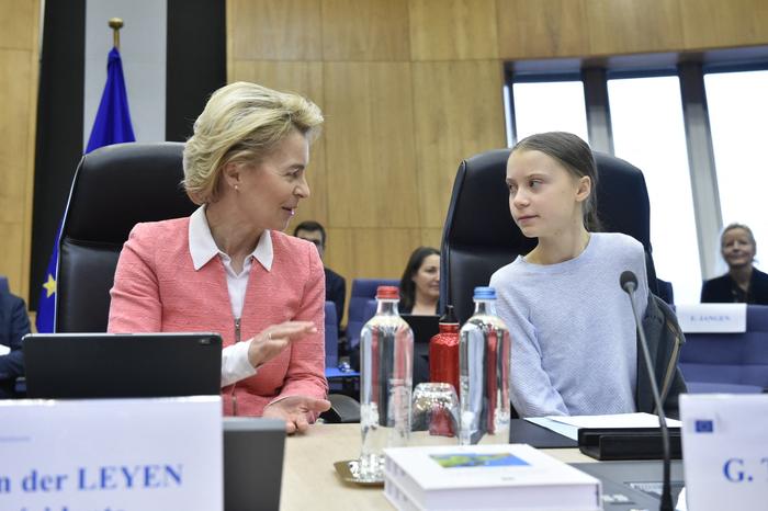 La présidente de la Commission européenne, Ursula von der Leyen s'entretient avec l'écologiste suédoise Greta Thunberg avant une réunion au siège de l'UE à Bruxelles, le 4 mars 2020.