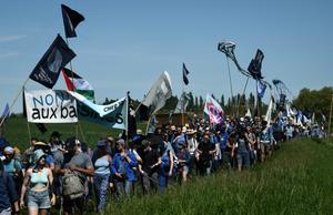 "La confederation paysanne", "Extinction Rebellion", "les Faucheurs Volontaires" et "les Soulevements de la Terre" pour protester contre la construction de réservoirs appelés "megabassines", le 11 mai 2024. (Image d'illustration)