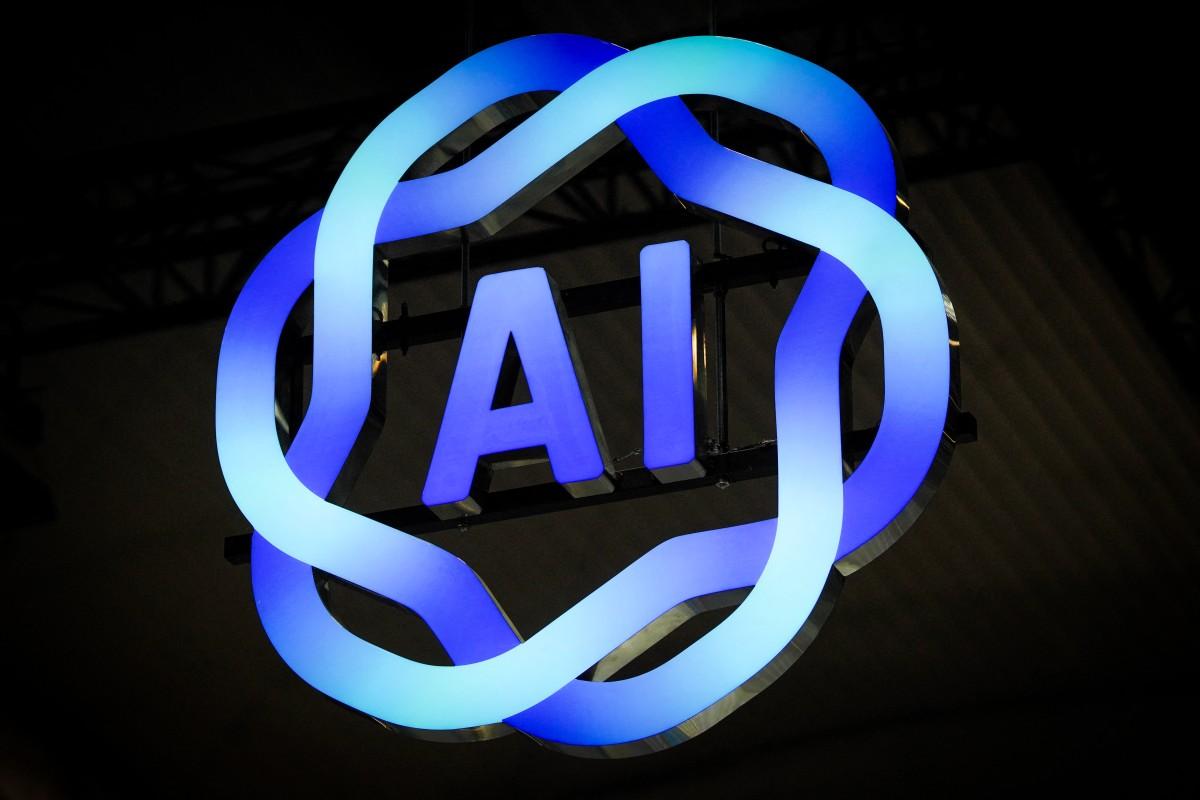 Un signe d'IA (Intelligence Artificielle) est présenté lors du MWC (Mobile World Congress), le plus grand salon mondial de la téléphonie mobile, à Barcelone, le 3 mars 2025.