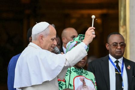 Le pape Léon XIV bénit la première pierre de la nouvelle église à son arrivée pour célébrer une messe à la basilique de l'Immaculée Conception de Mongomo. C'est le dixième jour d'un voyage apostolique de 11 jours en Afrique, le 22 avril 2026.