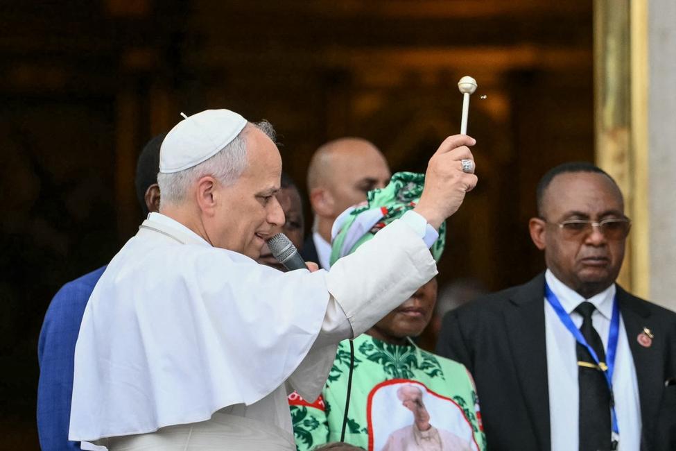 Le pape Léon XIV bénit la première pierre de la nouvelle église à son arrivée pour célébrer une messe à la basilique de l'Immaculée Conception de Mongomo. C'est le dixième jour d'un voyage apostolique de 11 jours en Afrique, le 22 avril 2026.