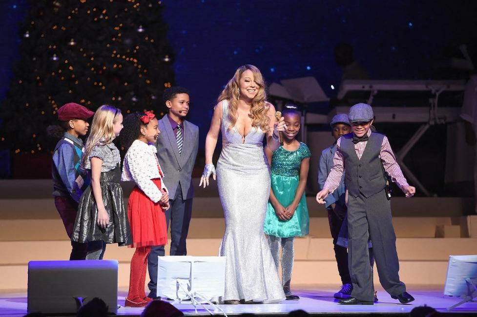 La reine de Noël, Mariah Carey, interprète ses plus grands succès de Noël au Beacon Theatre à New York.