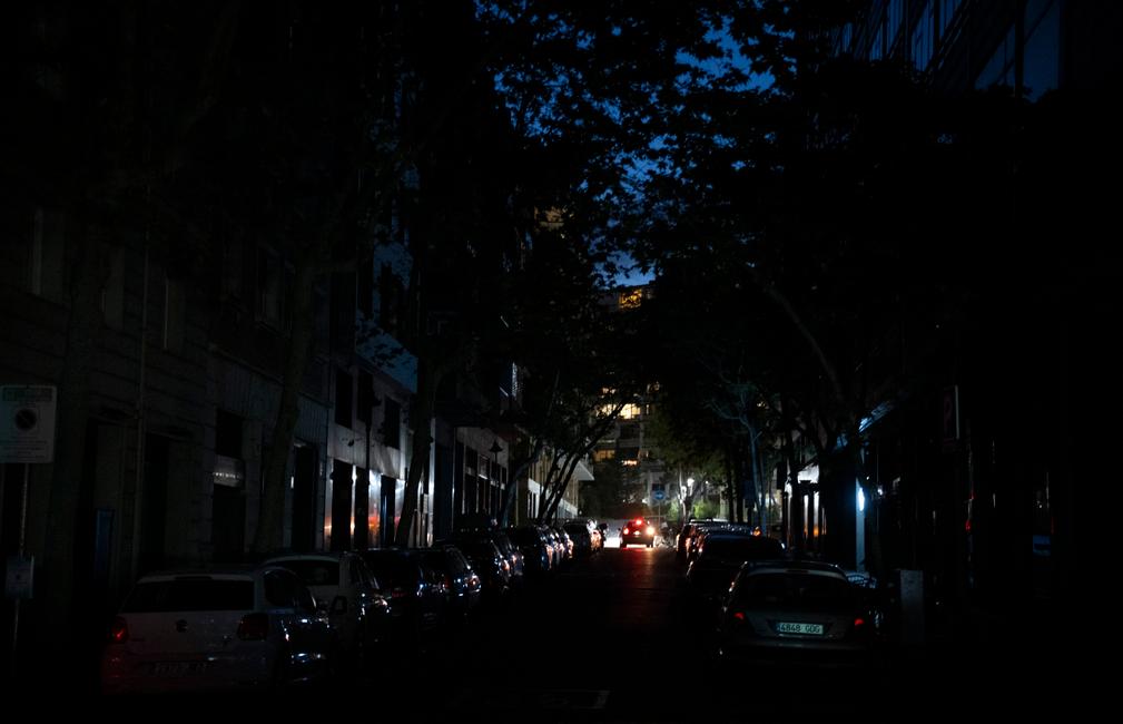 Une rue de Barcelone privée d'électricité suite à une coupure massive de courant affectant toute la péninsule ibérique et le sud de la France, le 28 avril 2025. (Image d'illustration)