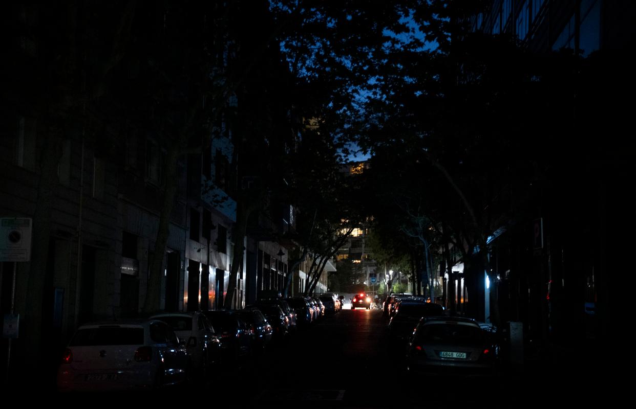 Une rue de Barcelone privée d'électricité suite à une coupure massive de courant affectant toute la péninsule ibérique et le sud de la France, le 28 avril 2025.
