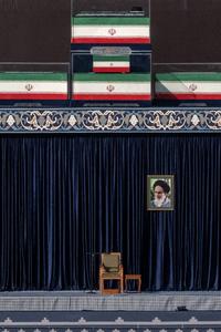 Les cercueils du guide suprême iranien tué, l'ayatollah Ali Khamenei, et de plusieurs membres de sa famille sont exposés dans l'enceinte de la Grande Mosalla, au début des cérémonies funéraires, à Téhéran, le 4 juillet 2026.

Des milliers de personnes rassemblées dans la capitale iranienne ont scandé « Vengeance ! Vengeance ! » et frappé leur poitrine pour rendre un dernier hommage à Ali Khamenei. Au pouvoir pendant plus de trente ans, le guide suprême a été tué lors de frappes américano-israéliennes menées fin février, qui ont déclenché une guerre régionale. (Image d'illustration)
