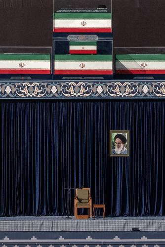 Les cercueils du guide suprême iranien tué, l'ayatollah Ali Khamenei, et de plusieurs membres de sa famille sont exposés dans l'enceinte de la Grande Mosalla, au début des cérémonies funéraires, à Téhéran, le 4 juillet 2026.

Des milliers de personnes rassemblées dans la capitale iranienne ont scandé « Vengeance ! Vengeance ! » et frappé leur poitrine pour rendre un dernier hommage à Ali Khamenei. Au pouvoir pendant plus de trente ans, le guide suprême a été tué lors de frappes américano-israéliennes menées fin février, qui ont déclenché une guerre régionale. (Image d'illustration)