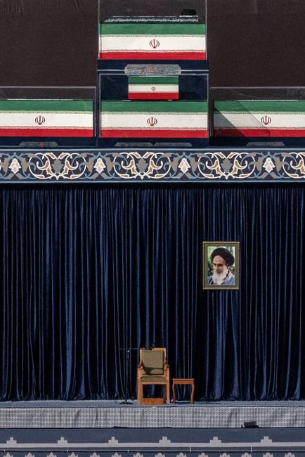 Les cercueils du guide suprême iranien tué, l'ayatollah Ali Khamenei, et de plusieurs membres de sa famille sont exposés dans l'enceinte de la Grande Mosalla, au début des cérémonies funéraires, à Téhéran, le 4 juillet 2026.

Des milliers de personnes rassemblées dans la capitale iranienne ont scandé « Vengeance ! Vengeance ! » et frappé leur poitrine pour rendre un dernier hommage à Ali Khamenei. Au pouvoir pendant plus de trente ans, le guide suprême a été tué lors de frappes américano-israéliennes menées fin février, qui ont déclenché une guerre régionale. (Image d'illustration)