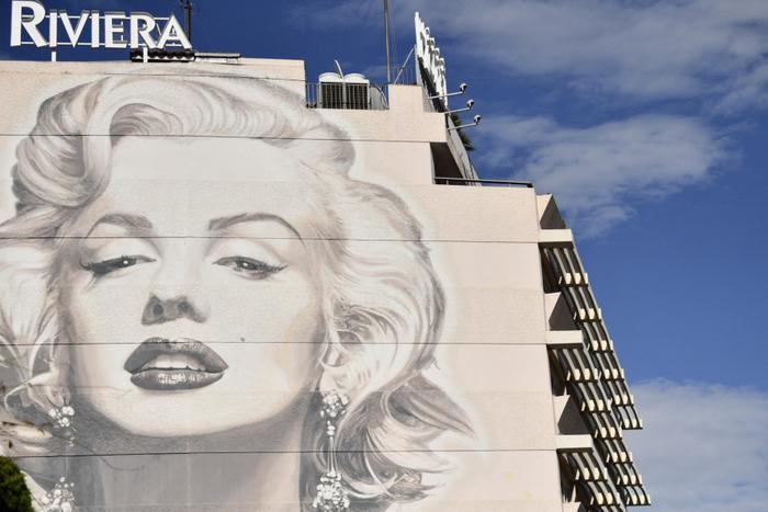 Une photo prise le 13 mai 2019 montre une fresque murale représentant l'actrice Marilyn Monroe, à la veille de l'ouverture du 72e Festival de Cannes.