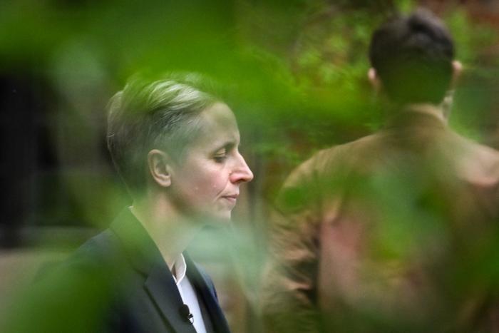 La féministe, philosophe et écrivaine britannique Kathleen Stock arrive à l'Oxford Union Society pour prononcer un discours, le 30 mai 2023, alors que des militants pro-transgenres se rassemblent pour manifester contre son discours.