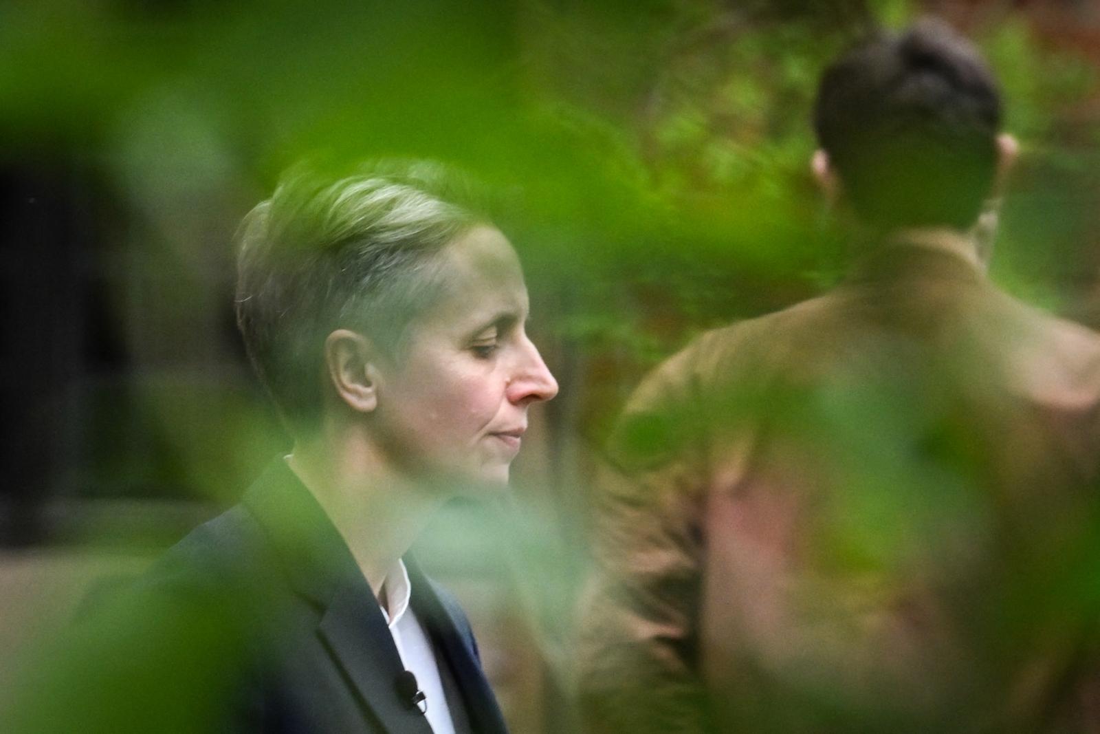 La féministe, philosophe et écrivaine britannique Kathleen Stock arrive à l'Oxford Union Society pour prononcer un discours, le 30 mai 2023, alors que des militants pro-transgenres se rassemblent pour manifester contre son discours.