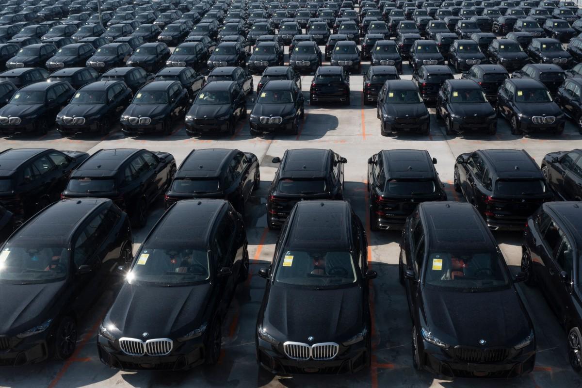 Cette photo aérienne montre des BMW Série 5 de l'usine BMW Brilliance Automotive de Dadong, stationnées sur un parking à Shenyang, dans la province du Liaoning (nord-est de la Chine), le 27 avril 2026.