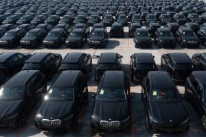 Cette photo aérienne montre des BMW Série 5 de l'usine BMW Brilliance Automotive de Dadong, stationnées sur un parking à Shenyang, dans la province du Liaoning (nord-est de la Chine), le 27 avril 2026.