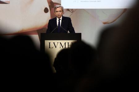 Bernard Arnault, PDG du géant du luxe LVMH, prononce un discours lors de la présentation des résultats financiers 2024 du groupe, dans le cadre de l'assemblée générale des actionnaires à Paris, le 17 avril 2025.