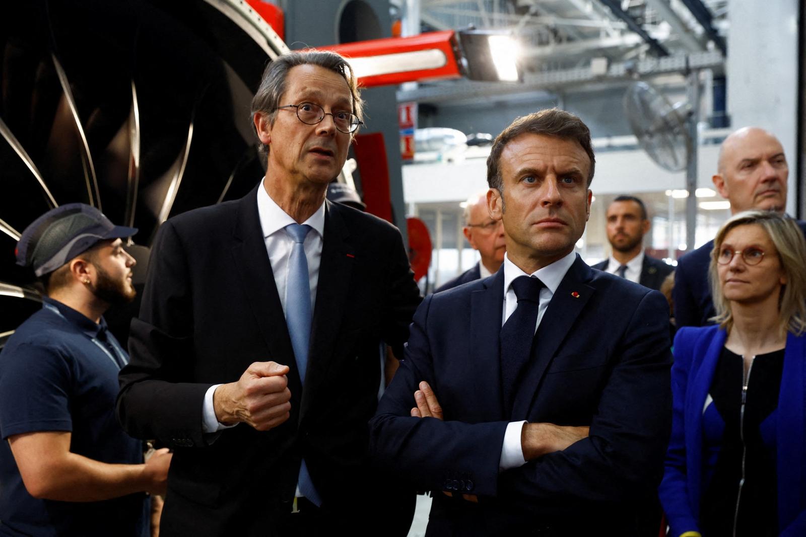 Le président français Emmanuel Macron visite le site de Safran Aircraft Engine à Villaroche en compagnie du PDG et directeur de Safran, Olivier Andriès, de Roland Lescure et de Agnès Pannier-Runacher.