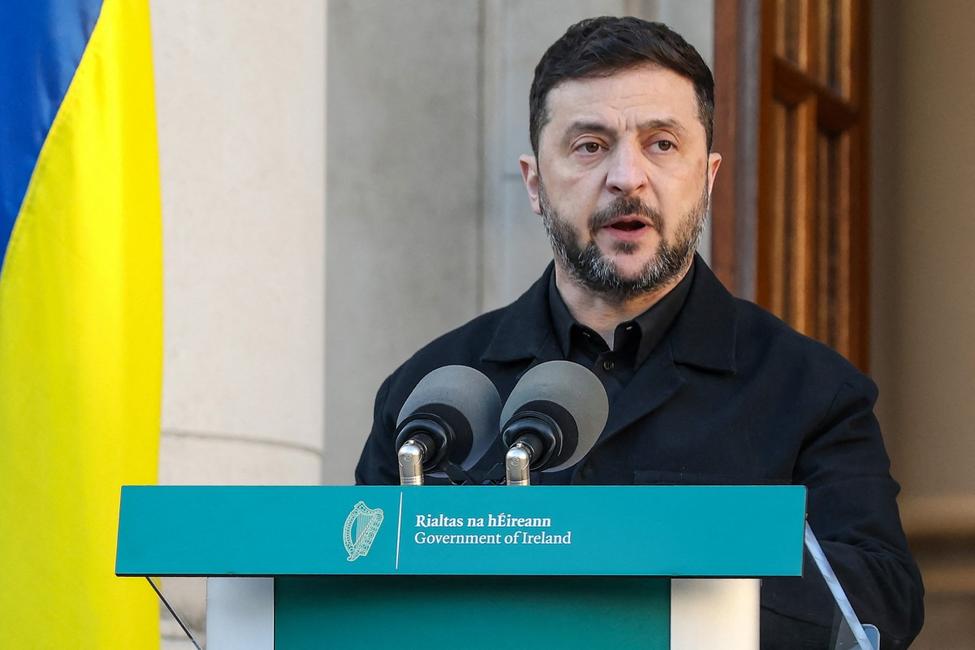 Le président ukrainien Volodymyr Zelensky s'exprime lors d'une conférence de presse conjointe avec le Premier ministre irlandais Micheál Martin à l'issue de leur rencontre lors de sa visite à Dublin le 2 décembre 2025.