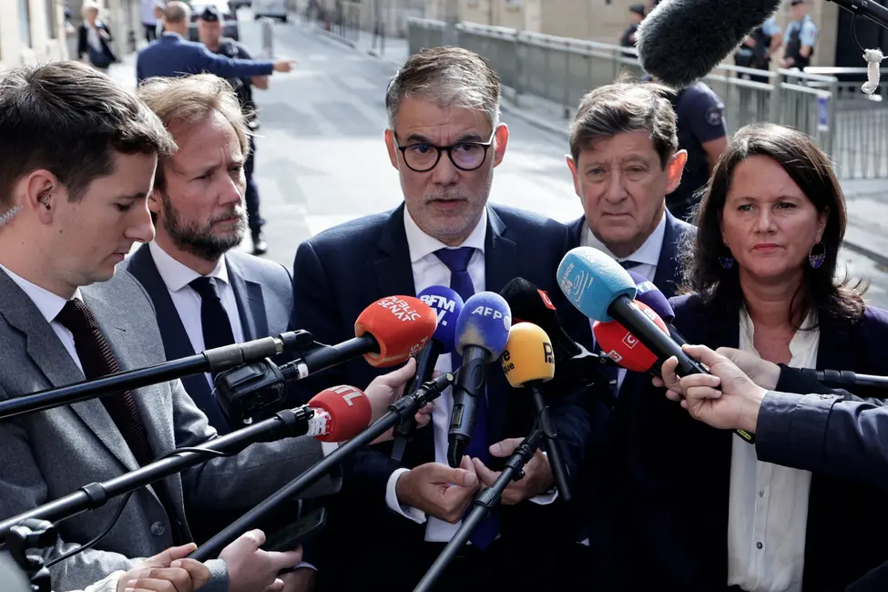 Le premier secrétaire national du Parti socialiste, Olivier Faure, s'adresse à la presse aux côtés de la secrétaire adjointe du parti, Johanna Rolland, du président du groupe Socialiste et apparentés à l'Assemblée nationale, Boris Vallaud, et du président du groupe Écologiste et républicain au Sénat, Patrick Kanner, après une réunion avec le Premier ministre, le 17 septembre 2025.