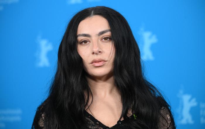 L'actrice britannique Charli XCX pose lors d'une séance photo pour le film « The Moment », présenté dans la section Panorama de la 76e Berlinale, le premier grand festival de cinéma européen de l'année, à Berlin, le 14 février 2026.