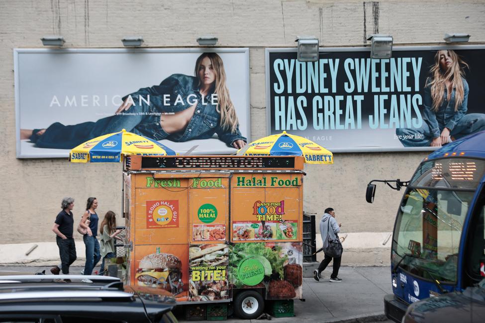 Des panneaux d'affichage d'une publicité avec l'actrice Sydney Sweeney sont visibles près d'une boutique American Eagle, le 1er août 2025 à New York.