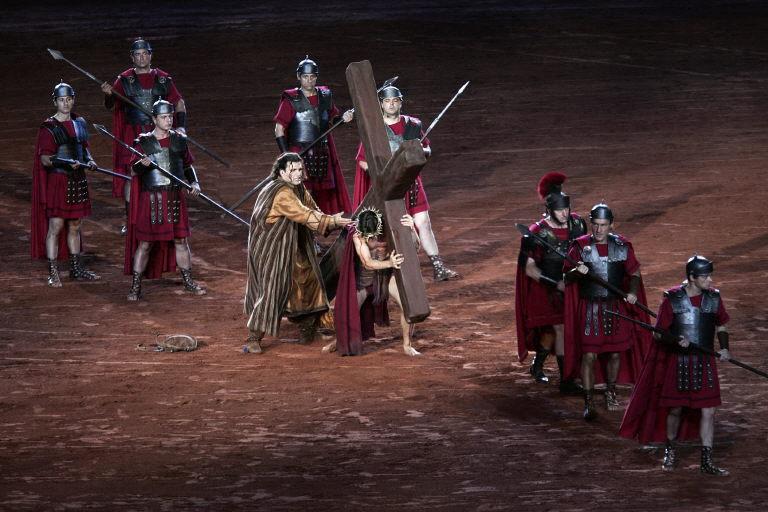 Steven Gunnell incarnant Jésus lors du spectacle « Ben-Hur » de Robert Hossein, lors de la première, le 22 septembre 2006, au Stade de France à Saint-Denis.