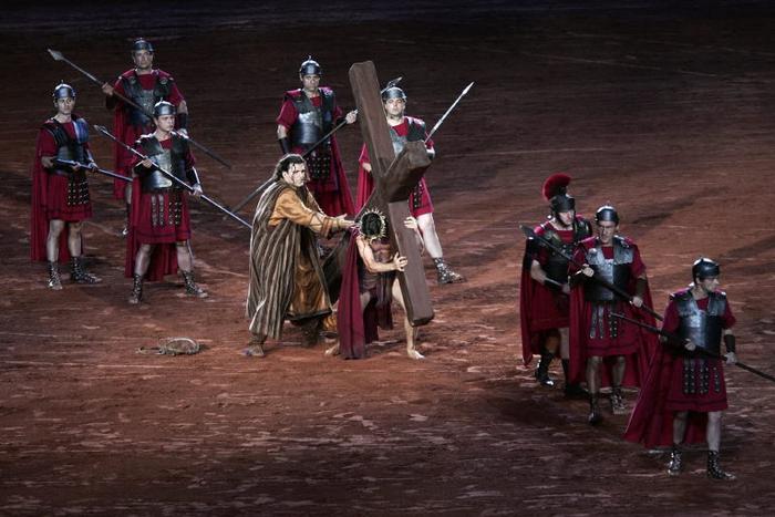 Steven Gunnell incarnant Jésus  lors du spectacle « Ben-Hur » de Robert Hossein, lors de la première, le 22 septembre 2006, au Stade de France à Saint-Denis.