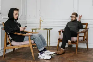 Il est important de créer des espaces de dialogue, à la maison comme à l'école, où les tensions et les conflits peuvent être abordés sans les réduire à des slogans.