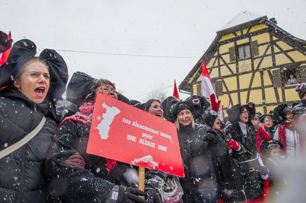 Des femmes coiffées du chapeau alsacien traditionnel manifestent contre la réforme territoriale le 28 décembre 2014 à Muespach, refusant la fusion de la région Alsace avec ses voisines Lorraine et Champagne-Ardenne.