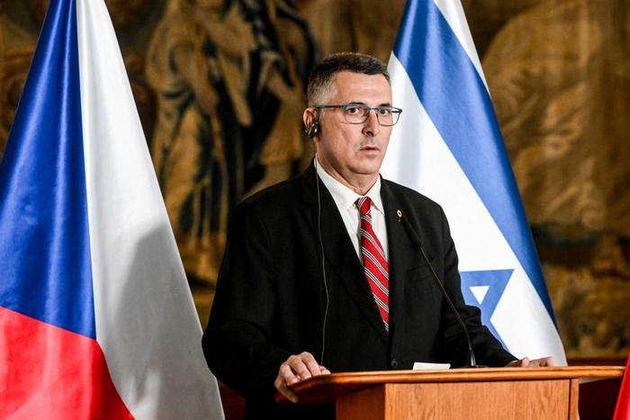 Le ministre des Affaires étrangères israélien, Gideon Saar, à une conférence de presse, le 28 novembre 2024, à Prague, en République Tchèque.