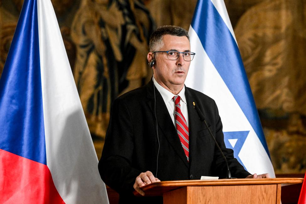 Le ministre des Affaires étrangères israélien, Gideon Saar, à une conférence de presse, le 28 novembre 2024, à Prague, en République Tchèque.