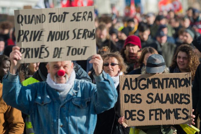 Des milliers de personnes manifestent à Nantes, dans l'ouest de la France, le 16 janvier 2020, dans le cadre d'une grève générale nationale contre la réforme des retraites.