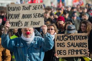 Des milliers de personnes manifestent à Nantes, dans l'ouest de la France, le 16 janvier 2020, dans le cadre d'une grève générale nationale contre la réforme des retraites.