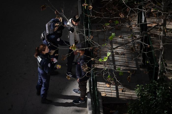 Des policiers contrôlent des revendeurs de cigarettes à la sauvette dans les rues de Paris