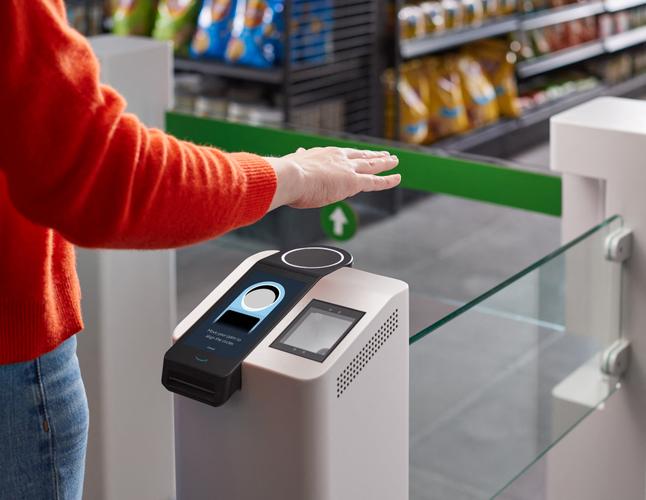 Un utilisateur effectue un paiement grâce au système biométrique « Amazon One », basé sur la reconnaissance de la paume, présenté par Amazon comme une solution rapide, pratique et sans contact, destinée aussi bien aux commerces qu’aux stades ou aux entreprises. (Image d'illustration)