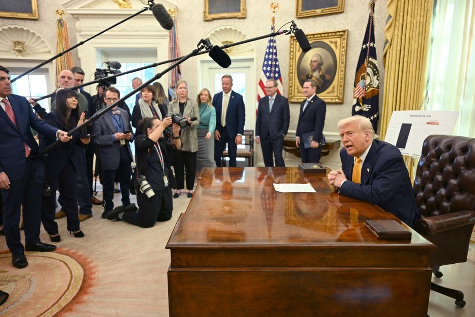 Donald Trump pendant sa conférence de presse dans le bureau ovale