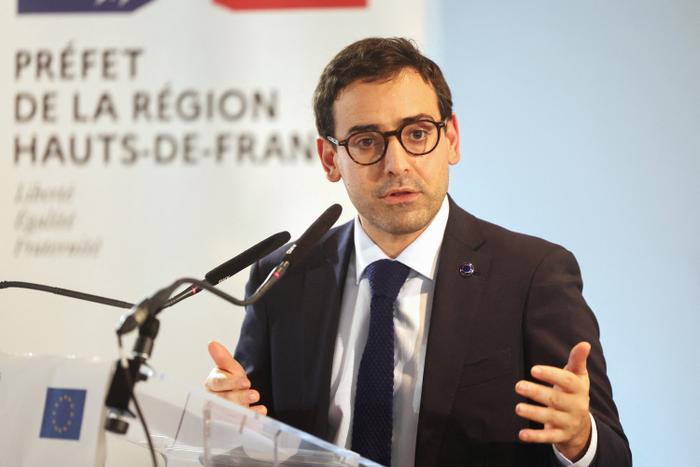 Stéphane Séjourne, vice-président exécutif de l'UE chargé de la prospérité et de la stratégie industrielle, s'exprime lors d'une conférence de presse à Dunkerque, le 10 octobre 2025.
