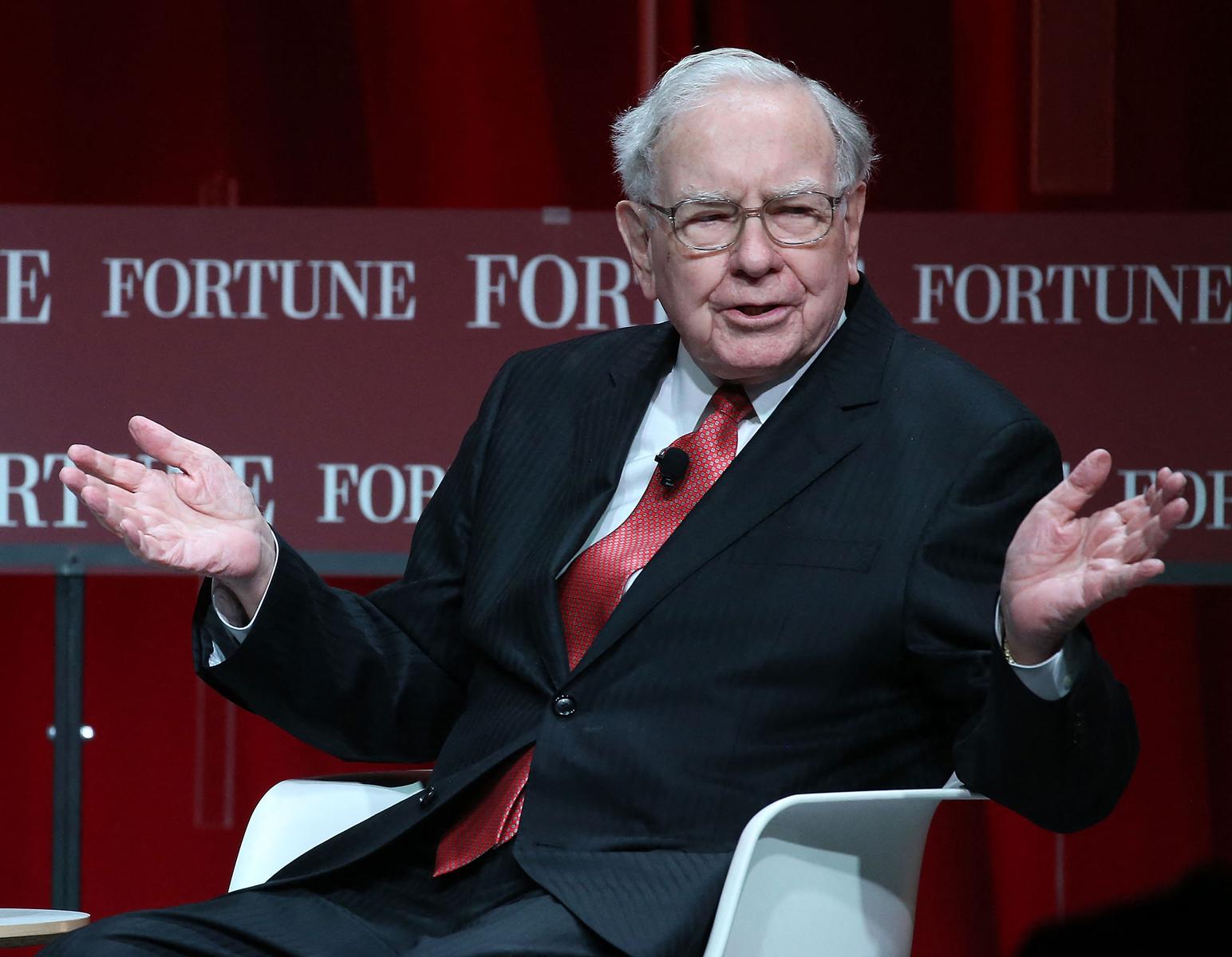 Warren Buffett, président-directeur général de Berkshire Hathaway, s'exprime lors du sommet Fortune sur les « Femmes les plus influentes » à l'hôtel Mandarin, le 13 octobre 2015 à Washington. (Image d'illustration)