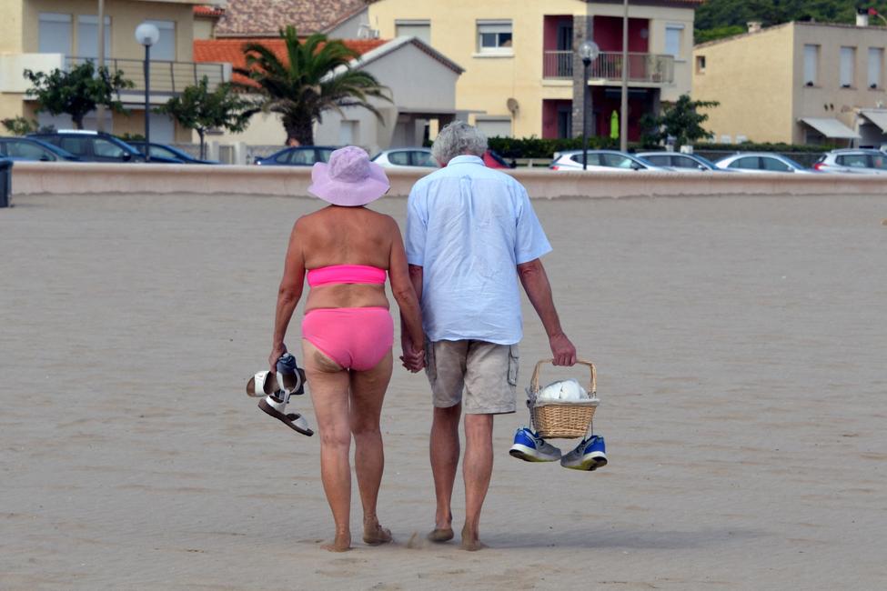 Un couple de personnes âgées se promène sur la plage de Narbonne-Plage, dans le sud-ouest de la France.