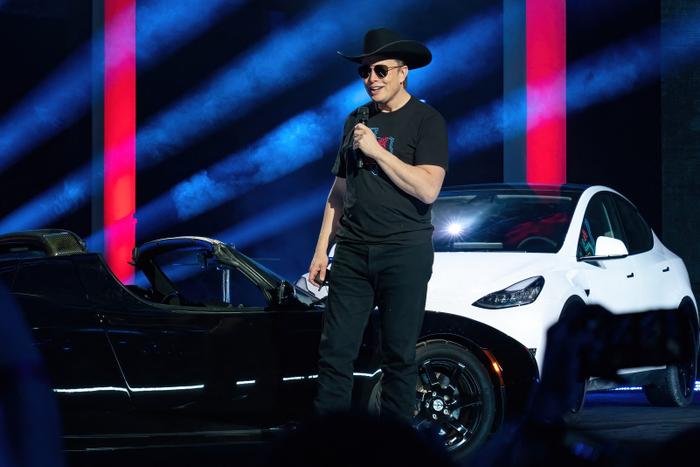 Le PDG de Tesla Motors, Elon Musk, s'exprime lors de la grande soirée d'ouverture de la production Tesla Giga Texas « Cyber Rodeo » le 7 avril 2022 à Austin, Texas.